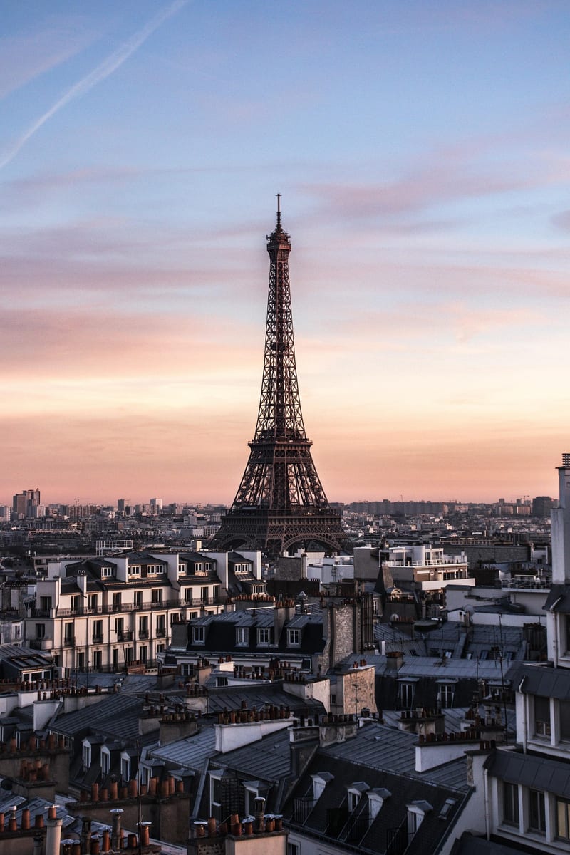 La tour Eiffel au-dessus des toits de Paris au crépuscule
